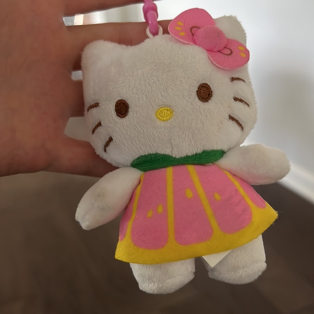 Sanrio Hello Kitty plush keychain - Picture 2 of 6